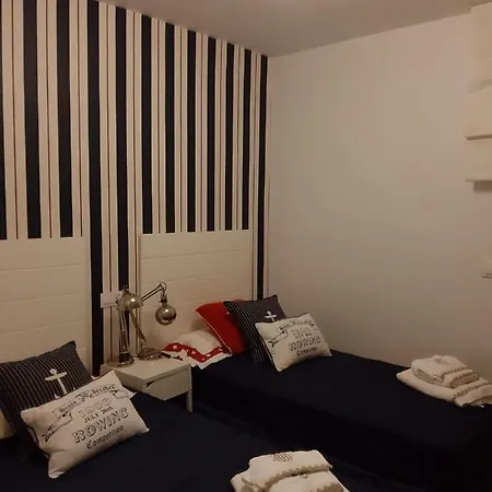 Bajo Con Jardin A 100 Metros De La Playa Апартаменты *